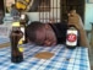 Jeune homme "terrassé" par la bière. Crédit photo : Investir au Cameroun