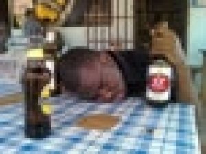 Jeune homme "terrassé" par la bière. Crédit photo : Investir au Cameroun 